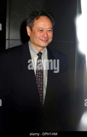6. Dezember 2005 - New York, New York, US - K46220ML. DIE NEW YORKER PREMIERE VON '' BROKEBACK MOUNTAIN''. LOEWS LINCOLN SQUARE, New York City. 06.12.2005.-2005.ANG LEE (Kredit-Bild: © Mitchell Levy/Globe Photos/ZUMAPRESS.com) Stockfoto