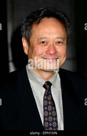 6. Dezember 2005 - New York, New York, US - K46220ML. DIE NEW YORKER PREMIERE VON '' BROKEBACK MOUNTAIN''. LOEWS LINCOLN SQUARE, New York City. 06.12.2005.-2005.ANG LEE (Kredit-Bild: © Mitchell Levy/Globe Photos/ZUMAPRESS.com) Stockfoto