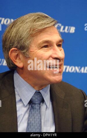 7. Dezember 2005 - Washington, District Of Columbia, USA - I10335. Paul Wolfowitz, der neue Präsident der Weltbank spricht mit Journalisten über seine Pflichten und seine Pläne für die Zukunft.  07.12.2005.--2005 (Kredit-Bild: © Christy Bowe/Globe Photos/ZUMAPRESS.com) Stockfoto