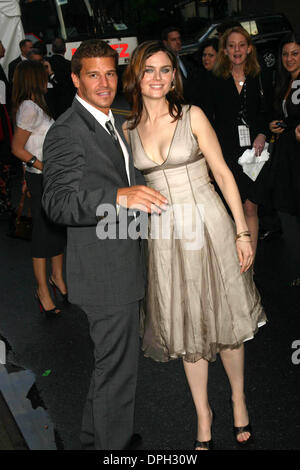 25. Mai 2006 - New York, New York, US - K48076ML. FUCHS 2006-2007 UPFRONT PRESENTATION - ANKÜNFTE GUASTAVINOS-NYC 18.05.2006.  -2006.DAVID BOREANAZ EMILY DESCHANEL(Credit Image: © Mitchell Levy/Globe Photos/ZUMAPRESS.com) Stockfoto