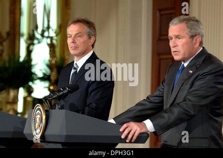 28. Juli 2006 - Washington, District Of Columbia, US - Präsident Bush begrüßt Premierminister Tony Blair von Großbritannien, das Weiße Haus für ein Oval Office Besprechungstermin, gefolgt von einer Pressekonferenz im East Room...  --2006.I10984 (Kredit-Bild: © Christy Bowe/Globe Photos/ZUMAPRESS.com) Stockfoto