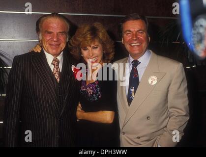 17. August 2006 - Hollywood, Kalifornien, USA - ROBERT WAGNER mit STEFANIE POWERS und LIONEL STANDER 1984. # 13132. (Kredit-Bild: © Phil Roach/Globe Photos/ZUMAPRESS.com) Stockfoto