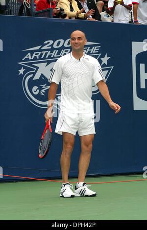 26. August 2006 - New York, New York, US - K49404ML. ARTHUR ASHE KID TAG BEI DEN US OPEN, FLUSHING, NY 26.08.2006.  -2006..ANDRE AGASSI (Kredit-Bild: © Mitchell Levy/Globe Photos/ZUMAPRESS.com) Stockfoto