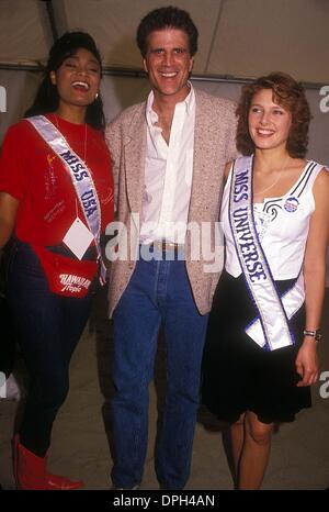 21. September 2006 - TED Hollywood, Kalifornien, USA - DANSON mit CAROLE GIST (MISS USA) und MONA GRUDT (MISS UNIVERSE) 1990. (Kredit-Bild: © Phil Roach/Globe Photos/ZUMAPRESS.com) Stockfoto