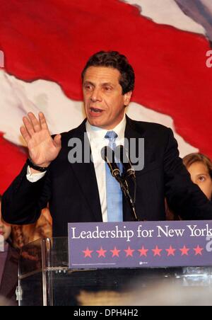 7. November 2006 - New York, New York, US - K50660ML. DEMOKRATISCHE WAHL NACHT SIEG PARTY FÜR ANDREW CUOMO, SENATORIN HILLARY CLINTON UND GOUVERNEUR ELLIOT SPITZER IM SHERATON NEW YORK. .11-07-2006.   / 2006.ANDREW CUOMO (Kredit-Bild: © Mitchell Levy/Globe Photos/ZUMAPRESS.com) Stockfoto