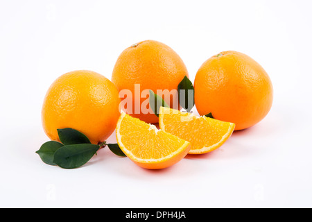 Frische Orangen mit Blättern Stockfoto