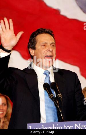 7. November 2006 - New York, New York, US - K50660ML. DEMOKRATISCHE WAHL NACHT SIEG PARTY FÜR ANDREW CUOMO, SENATORIN HILLARY CLINTON UND GOUVERNEUR ELLIOT SPITZER IM SHERATON NEW YORK. .11-07-2006.   / 2006.ANDREW CUOMO (Kredit-Bild: © Mitchell Levy/Globe Photos/ZUMAPRESS.com) Stockfoto