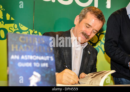 Belfast, Nordirland. 14. Januar 2014 - Kommandant Chris Hadfield unterschreibt Exemplare seines Buches "An Astronaut Leitfaden zu Leben auf der Erde" Credit: Stephen Barnes/Alamy Live News Stockfoto