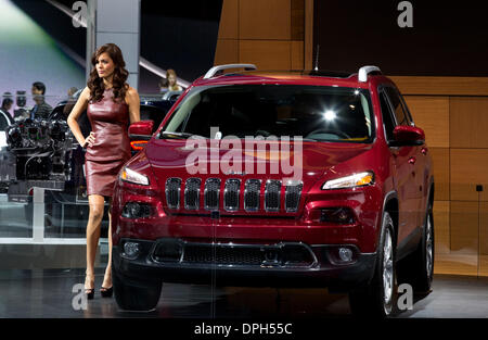 Detroit, Michigan, USA. 14. Januar 2014. Modell mit Chrysler Jeep auf dem Display bei North American International Auto Show (NAIAS) in Detroit, Michigan. Bildnachweis: Dwight Cendrowski/Alamy Live-Nachrichten Stockfoto