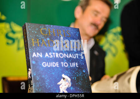 Belfast, Nordirland. 14. Januar 2014 - Kommandant Chris Hadfield unterschreibt Exemplare seines Buches "An Astronaut Leitfaden zu Leben auf der Erde" Credit: Stephen Barnes/Alamy Live News Stockfoto