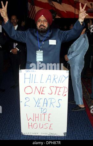 7. November 2006 - New York, New York, US - K50660ML. DEMOKRATISCHE WAHL NACHT SIEG PARTY FÜR ANDREW CUOMO, SENATORIN HILLARY CLINTON UND GOUVERNEUR ELLIOT SPITZER IM SHERATON NEW YORK. .11-07-2006.   / 2006. (Kredit-Bild: © Mitchell Levy/Globe Photos/ZUMAPRESS.com) Stockfoto