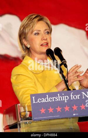 7. November 2006 - New York, New York, US - K50660ML. DEMOKRATISCHE WAHL NACHT SIEG PARTY FÜR ANDREW CUOMO, SENATORIN HILLARY CLINTON UND GOUVERNEUR ELLIOT SPITZER IM SHERATON NEW YORK. .11-07-2006.   / 2006.HILLARY CLINTON (Kredit-Bild: © Mitchell Levy/Globe Photos/ZUMAPRESS.com) Stockfoto