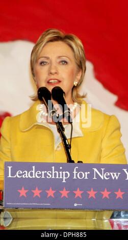 7. November 2006 - New York, New York, US - K50660ML. DEMOKRATISCHE WAHL NACHT SIEG PARTY FÜR ANDREW CUOMO, SENATORIN HILLARY CLINTON UND GOUVERNEUR ELLIOT SPITZER IM SHERATON NEW YORK. .11-07-2006.   / 2006.HILLARY CLINTON (Kredit-Bild: © Mitchell Levy/Globe Photos/ZUMAPRESS.com) Stockfoto