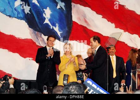8. November 2006 - New York, New York, US - K50660ML. DEMOKRATISCHE WAHL NACHT SIEG PARTY FÜR ANDREW CUOMO, SENATORIN HILLARY CLINTON UND GOUVERNEUR ELLIOT SPITZER IM SHERATON NEW YORK. .11-07-2006.   / 2006. (Kredit-Bild: © Mitchell Levy/Globe Photos/ZUMAPRESS.com) Stockfoto