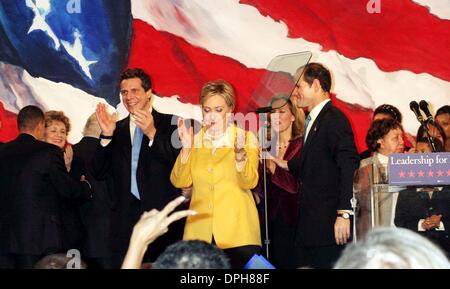 8. November 2006 - New York, New York, US - K50660ML. DEMOKRATISCHE WAHL NACHT SIEG PARTY FÜR ANDREW CUOMO, SENATORIN HILLARY CLINTON UND GOUVERNEUR ELLIOT SPITZER IM SHERATON NEW YORK. .11-07-2006.   / 2006. (Kredit-Bild: © Mitchell Levy/Globe Photos/ZUMAPRESS.com) Stockfoto