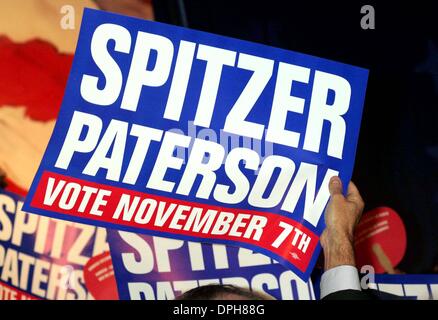 8. November 2006 - New York, New York, US - K50660ML. DEMOKRATISCHE WAHL NACHT SIEG PARTY FÜR ANDREW CUOMO, SENATORIN HILLARY CLINTON UND GOUVERNEUR ELLIOT SPITZER IM SHERATON NEW YORK. .11-07-2006.   / 2006. (Kredit-Bild: © Mitchell Levy/Globe Photos/ZUMAPRESS.com) Stockfoto