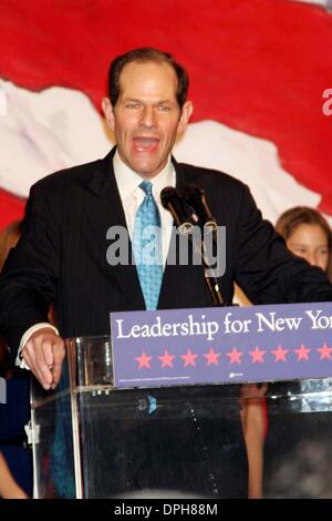 8. November 2006 - New York, New York, US - K50660ML. DEMOKRATISCHE WAHL NACHT SIEG PARTY FÜR ANDREW CUOMO, SENATORIN HILLARY CLINTON UND GOUVERNEUR ELLIOT SPITZER IM SHERATON NEW YORK. .11-07-2006.   / 2006.ELLIOT SPITZER (Kredit-Bild: © Mitchell Levy/Globe Photos/ZUMAPRESS.com) Stockfoto