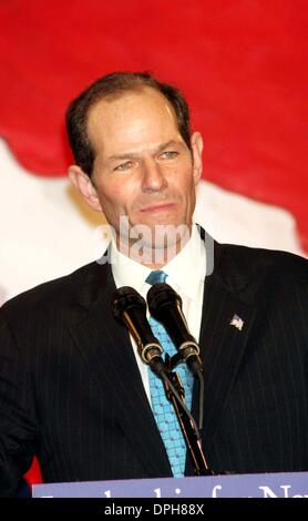 8. November 2006 - New York, New York, US - K50660ML. DEMOKRATISCHE WAHL NACHT SIEG PARTY FÜR ANDREW CUOMO, SENATORIN HILLARY CLINTON UND GOUVERNEUR ELLIOT SPITZER IM SHERATON NEW YORK. .11-07-2006.   / 2006.ELLIOT SPITZER (Kredit-Bild: © Mitchell Levy/Globe Photos/ZUMAPRESS.com) Stockfoto