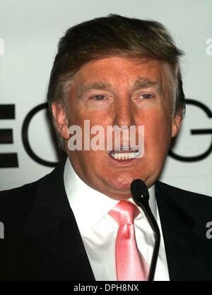 19. Dezember 2006 - New York, New York, US - K51149ML. DONALD TRUMP HÄLT EINE PRESSEKONFERENZ, DAS SCHICKSAL DER MISS UNIVERSE TARA CONNER BEKANNT ZU GEBEN. TRUMP TOWER, NEW YORK New York 19.12.2006.  -2006. (Kredit-Bild: © Mitchell Levy/Globe Photos/ZUMAPRESS.com) Stockfoto