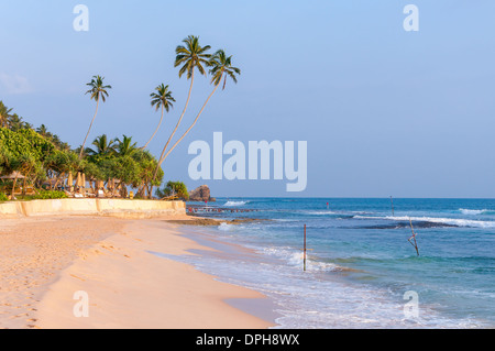 Tropischer Strand im südlichen Teil von Sri Lanka bei Sonnenuntergang Stockfoto