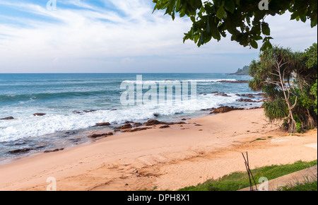 Tropischer Strand im südlichen Teil von Sri Lanka Stockfoto