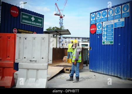 Kuala Lumpur, Malaysia. 14. Januar 2014. Ein Bauleiter steht Wache einer Baustelle in Kuala Lumpur, Malaysia, Dienstag, 14. Januar 2014. Joshua Paul/NurPhoto/ZUMAPRESS.com/Alamy © Live-Nachrichten Stockfoto