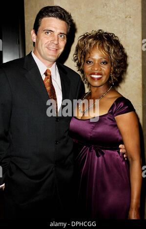 25. Februar 2006 - Hollywood, Kalifornien, US - K47083MG. Schauspielerin Alfre Woodard und ihr Ehemann, Produzent Roderick Spencer posieren für Fotografen, während der 8. jährlichen Costume Designer Guild Awards, im Beverly Hilton Hotel am 25. Februar 2006, in Beverly Hills, Kalifornien statt. ..   / 2006 (Kredit-Bild: © Michael Germana/Globe Photos/ZUMAPRESS.com) Stockfoto