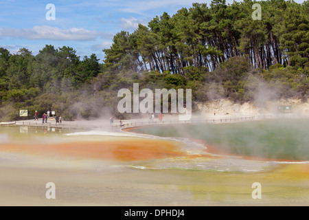 Touristen erkunden Waiotapu Thermal Reserve, Rotorua, Neuseeland. Stockfoto