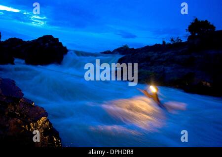 20. Juni 2006 - Khong District, Champasak, Laos - Fischer verwendet ein Seil, um die Li Phi Wasserfälle, einen Kanal des Mekong in Laos während der Fangsaison in der frühen Monsunzeit im Juli zu überqueren. (Kredit-Bild: © Suthep Kritsanavarin/zReportage.com) Stockfoto
