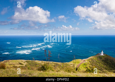 Der berühmte Leuchtturm am Cape Reinga, Northland, Neuseeland. Der Bereich der Wellengang ist... Stockfoto