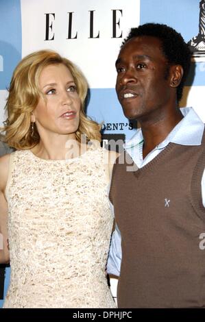 28. November 2006 - Hollywood, Kalifornien, USA - LOS ANGELES, CA 28. November 2006. Schauspielerin Felicity Huffman und Schauspieler Don Cheadle während der Bekanntgabe der Nominierungen für 2007 FILM INDEPENDENT SPRIT-AWARDS, im Sofitel Los Angeles Hotel am 28. November 2006, in Los Angeles statt.  -2006.K50902MGE (Kredit-Bild: © Michael Germana/Globe Photos/ZUMAPRESS.com) Stockfoto