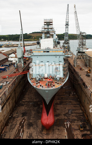 Ein Schiff im Trockendock bei Pendennis Shipyard, Falmouth, Cornwall, uk Stockfoto