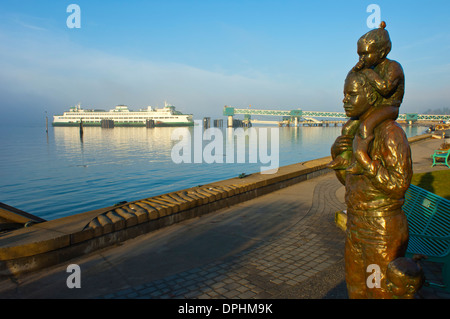 Eine Statue wacht über die Uferpromenade in Edmonds, Washington, USA Stockfoto