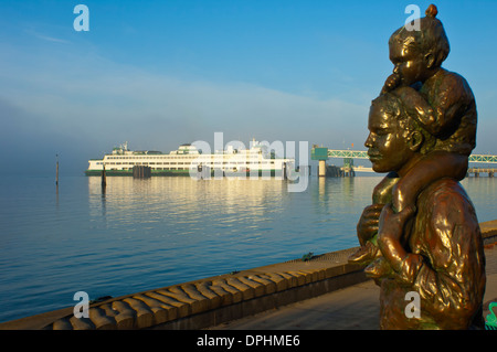 Eine Statue wacht über die Uferpromenade in Edmonds, Washington, USA Stockfoto
