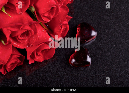 Rote Rosen auf schwarzem Hintergrund Keramik Stockfoto