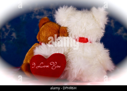 Rückansicht der zwei Teddybären sitzend und umarmt auf blauem Hintergrund, Valentinstag Konzept Stockfoto