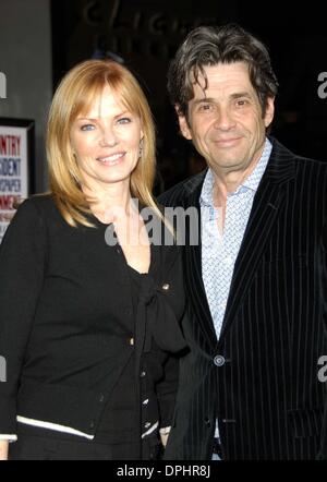 11. April 2006 - Hollywood, Kalifornien, US - K47512MG. AMERICAN DREAMZ - WELTPREMIERE - ARCLIGHT THEATER, HOLLYWOOD, KALIFORNIEN - 11.04.2006.  -Marg Helgenberger(Credit Image: © Michael Germana/Globe Photos/ZUMAPRESS.com) Stockfoto