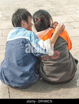 Peking, China. 16. Oktober 2006. Eine junge chinesische paar Rast in Tienanmen-Platz, eine wichtige touristische Attraktion in Peking. © Arnold Drapkin/ZUMAPRESS.com/Alamy Live-Nachrichten Stockfoto