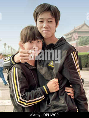 Peking, China. 16. Oktober 2006. Ein junges chinesisches Ehepaar in Tienanmen-Platz, eine wichtige touristische Attraktion in Peking. © Arnold Drapkin/ZUMAPRESS.com/Alamy Live-Nachrichten Stockfoto