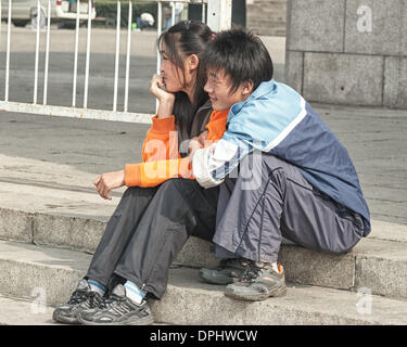 Peking, China. 16. Oktober 2006. Eine junge chinesische paar Rast in Tienanmen-Platz, eine wichtige touristische Attraktion in Peking. © Arnold Drapkin/ZUMAPRESS.com/Alamy Live-Nachrichten Stockfoto