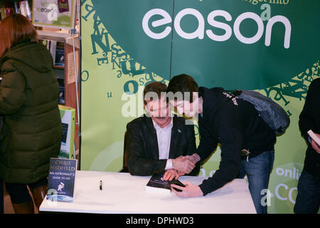 Belfast, Nordirland, Vereinigtes Königreich. 14. Januar 2014. Ein Student bekommt kanadischer Astronaut, Cmdr Chris Hadfield, sein Buch zu unterzeichnen; Ein Astronauten-Leitfaden für das Leben auf Erden Credit: Bonzo/Alamy Live News Stockfoto