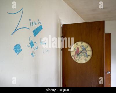 Richmond, Virginia, USA. 30. September 2013. Graffiti an der Wand, Uhr auf Holztür in ein ausgeschlossenes Haus in Richmond, Virginia, USA © David H. Wells/ZUMAPRESS.com/Alamy Live-Nachrichten Stockfoto