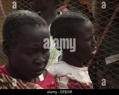 Malakal, Süd-Sudan. 12. Januar 2014. Eine Frau im oberen Nil Zustand weint, wenn sie über den Tod von drei ihrer Kinder gehört, nach mehr als 200 Zivilisten im Südsudan in einem Nil Fähre Unfall ertrunken, Flucht vor den kämpfen. © Samir Bol/ZUMA Wire/ZUMAPRESS.com/Alamy Live-Nachrichten Stockfoto