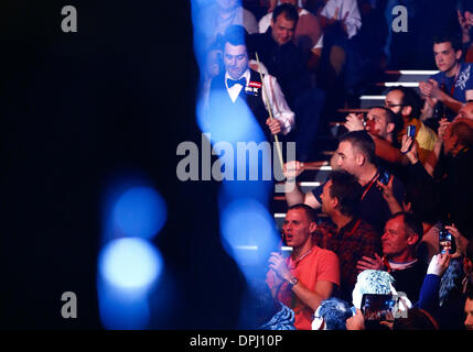 London, UK. 14. Januar 2014. Englands Ronnie O'Sullivan besucht sein erste Vorrundenspiel gegen seinen Landsmann Robert Milkins am dritten Tag des Turniers Snooker-Meister im Alexandra Palace in London am 14. Januar 2014. O'Sullivan gewann 6: 1. Bildnachweis: Yin Gang/Xinhua/Alamy Live-Nachrichten Stockfoto