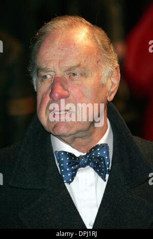 10. Januar 2006 - Leicester Square, LONDON, ENGLAND - GEOFFREY PALMER. SCHAUSPIELER. FRAU HENDERSON PRESENTS, FILM PREMIER. VUE WEST END, LEICESTER SQUARE, LONDON, ENGLAND.23-Nov.-05.DID13715.K46239. (Kredit-Bild: © Globe Photos/ZUMAPRESS.com) Stockfoto