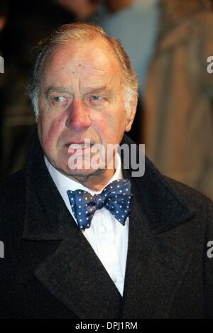 10. Januar 2006 - Leicester Square, LONDON, ENGLAND - GEOFFREY PALMER. SCHAUSPIELER. FRAU HENDERSON PRESENTS, FILM PREMIER. VUE WEST END, LEICESTER SQUARE, LONDON, ENGLAND.23-Nov.-05.DID13713.K46239. (Kredit-Bild: © Globe Photos/ZUMAPRESS.com) Stockfoto