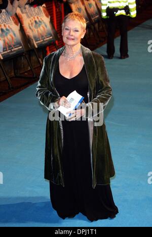 10. Januar 2006 - Leicester Square, LONDON, ENGLAND - JUDI DENCH. SCHAUSPIELERIN. FRAU HENDERSON PRESENTS, FILM PREMIER. VUE WEST END, LEICESTER SQUARE, LONDON, ENGLAND.23-Nov.-05.DID13701.K46239. (Kredit-Bild: © Globe Photos/ZUMAPRESS.com) Stockfoto