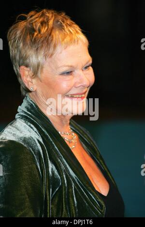 10. Januar 2006 - Leicester Square, LONDON, ENGLAND - JUDI DENCH. SCHAUSPIELERIN. FRAU HENDERSON PRESENTS, FILM PREMIER. VUE WEST END, LEICESTER SQUARE, LONDON, ENGLAND.23-Nov.-05.DID13681.K46239. (Kredit-Bild: © Globe Photos/ZUMAPRESS.com) Stockfoto