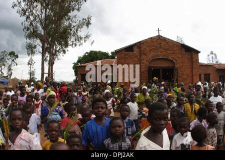 9. April 2006 - sammeln für die katholische Kirche Feier der Palmsonntag in Komanda Komanda, Ituri, demokratische Republik Kongo - Hunderte von kongolesischen IDP. Komanda erlebte einen Zustrom von rund 1400 Familien von März bis April. (Kredit-Bild: © Stephen Digges/WIR/ZUMAPRESS.com) Stockfoto