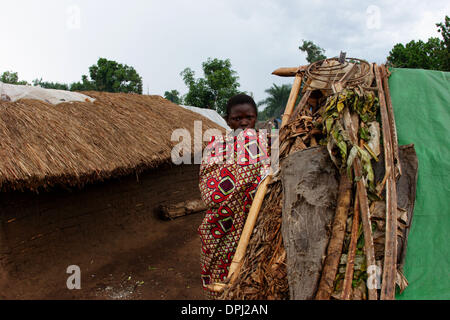 9. April 2006 - Komanda, Ituri, demokratische Republik Kongo - Frau in einer kleinen Siedlung für 80 Familien außerhalb Komanda. Sie steht vor einer neu gebauten, temporäre Haus für eine Familie mit 7 IDP. (Kredit-Bild: © Stephen Digges/WIR/ZUMAPRESS.com) Stockfoto